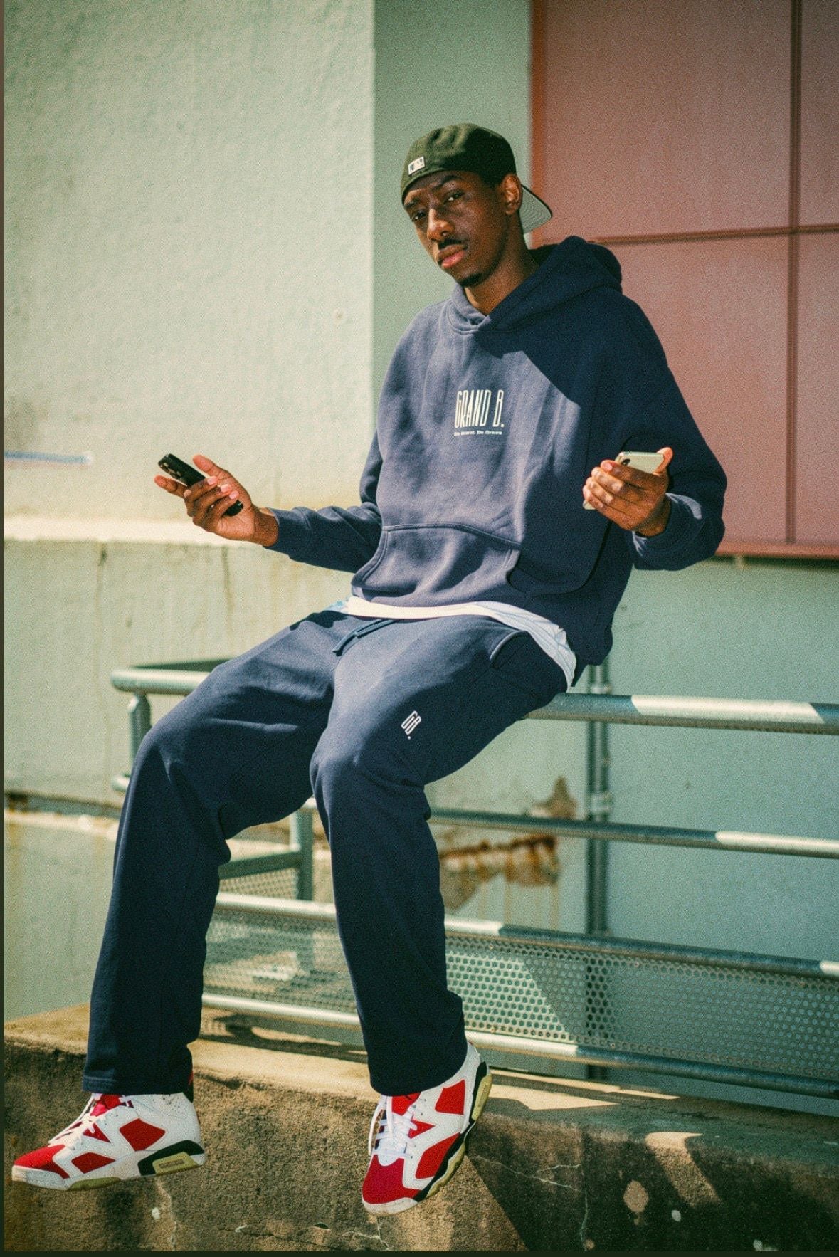 Bamba en ensemble GRAND B. Navy, assis sur une rambarde