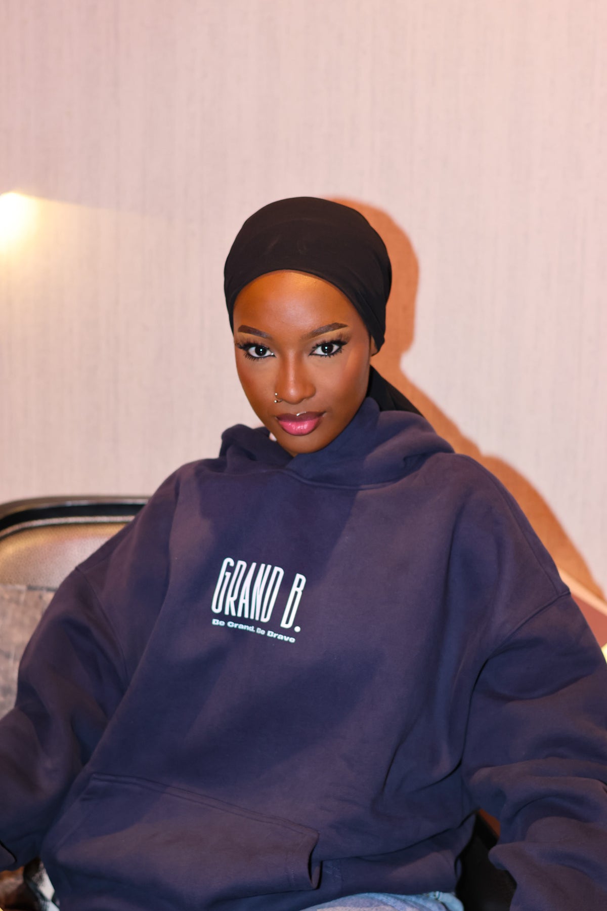 Hoodie Be Brave Navy GRAND B. porté, coupe oversize