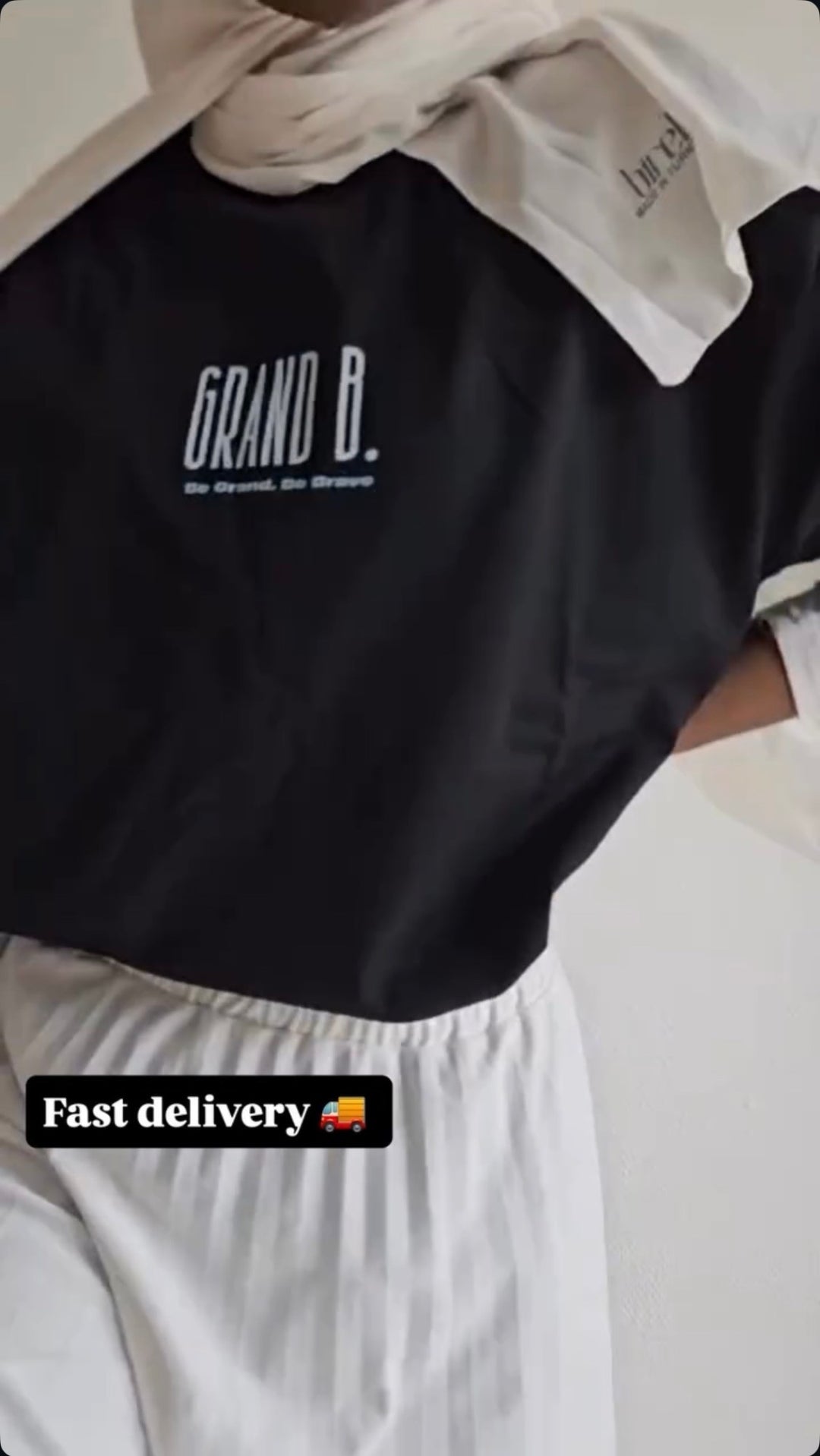 Story cliente : livraison rapide, t-shirt GRAND B. noir