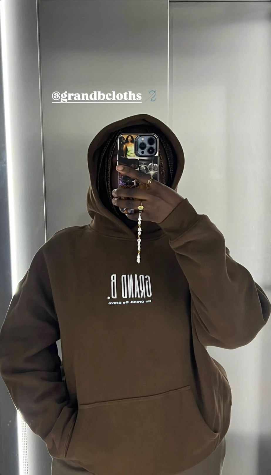 Story cliente : hoodie GRAND B. brown en selfie miroir